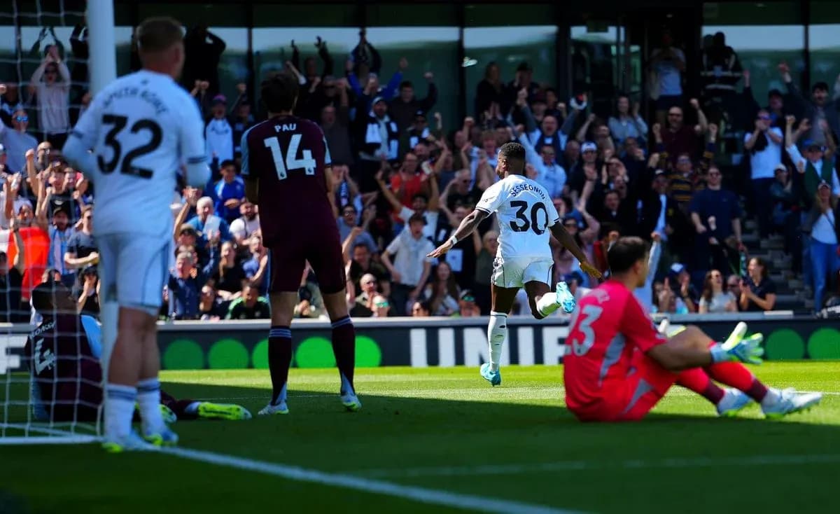 Fulham azarkeşləri arasında sevinc yaşayan futbolçu