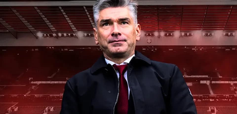 Baş məşqçi stadionun önündə dayanıb