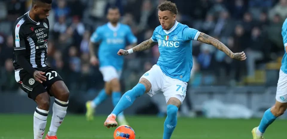 Napoli futbolçusu topa zərbə vurur