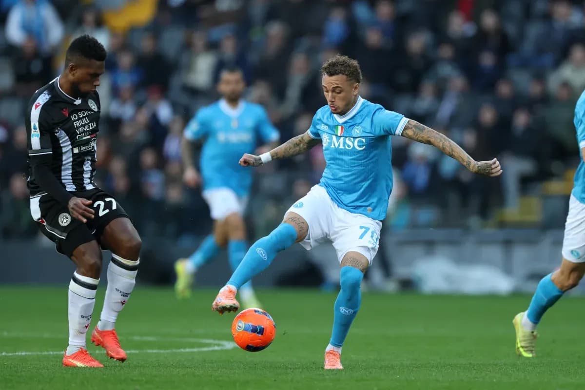 Napoli futbolçusu topa zərbə vurur