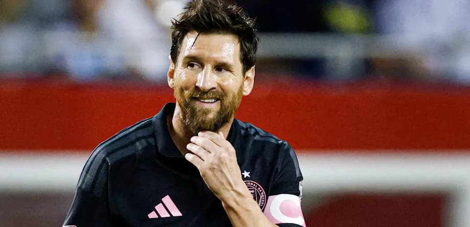 Futbolçu oyunda sevinir, Miami komandası formasında