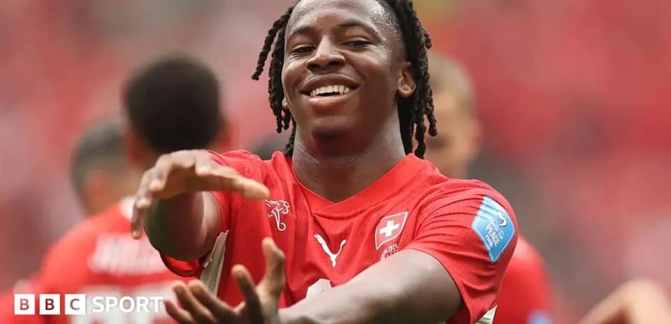 Futbolçu qırmızı formada sevincini paylaşır