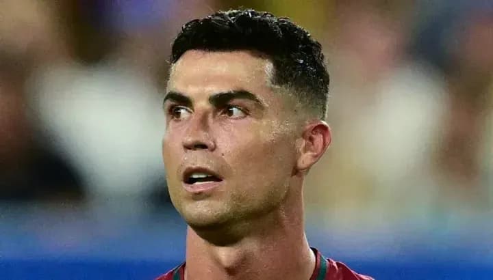 Futbolçu matç zamanı diqqətlə baxır