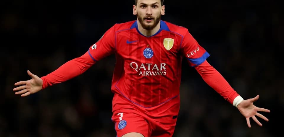 Futbolçu qırmızı formanı geyinərək sevinir