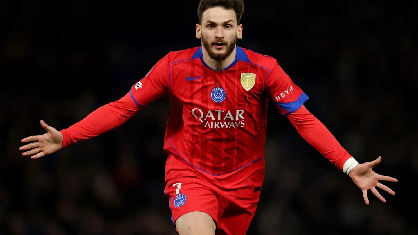 Futbolçu qırmızı formanı geyinərək sevinir