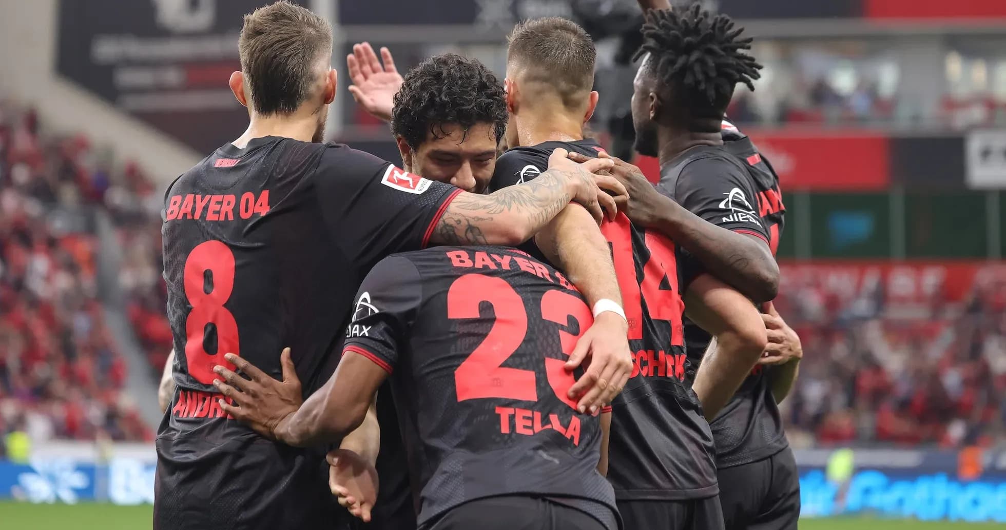 Bayer Leverkusen oyunçuları bir-birini təbrik edir