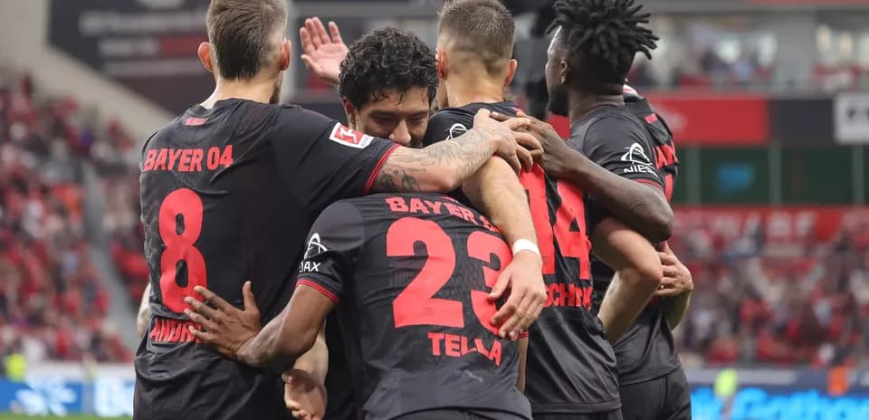 Bayer Leverkusen oyunçuları bir-birini təbrik edir