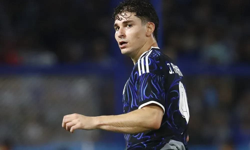 Futbolçunun oyun zamanı arxa planda