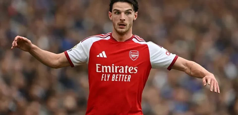 Futbolçu Arsenal formasında hərəkət edir