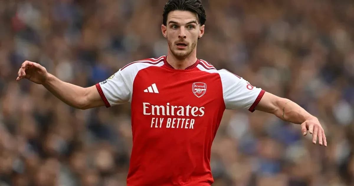 Futbolçu Arsenal formasında hərəkət edir Futbolçu Arsenal formasında hərəkət edir
