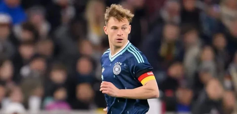 Alman futbolçusu oyun zamanı sahədə hərəkət edir