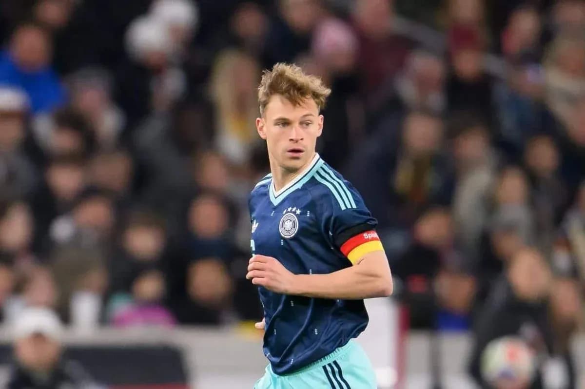 Alman futbolçusu oyun zamanı sahədə hərəkət edir