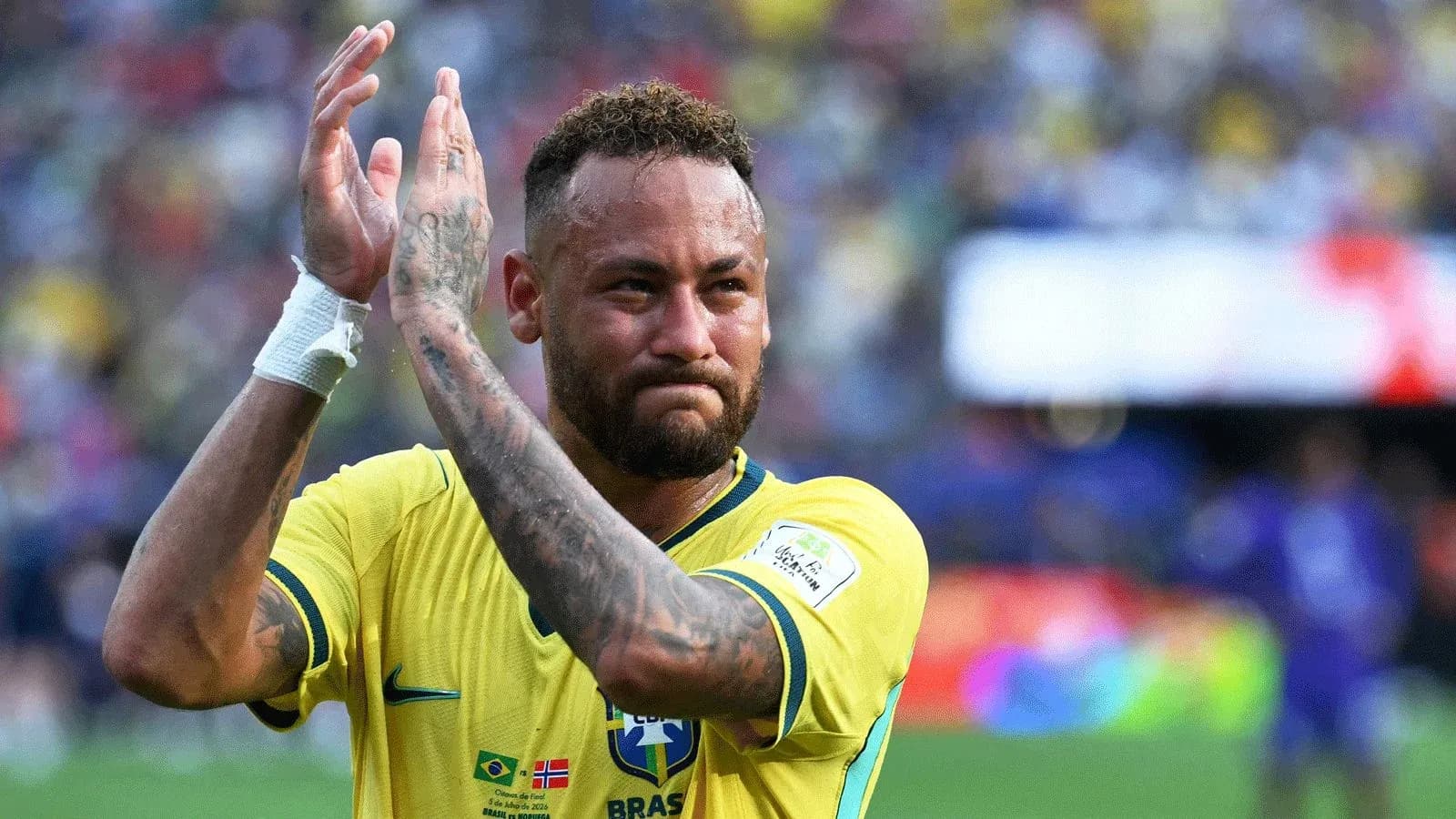 Futbolçu Braziliya millisinin formasında əl çalır