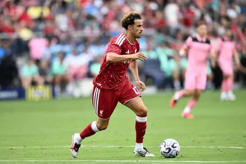 Futbolçu topu sürərək irəliləyir
