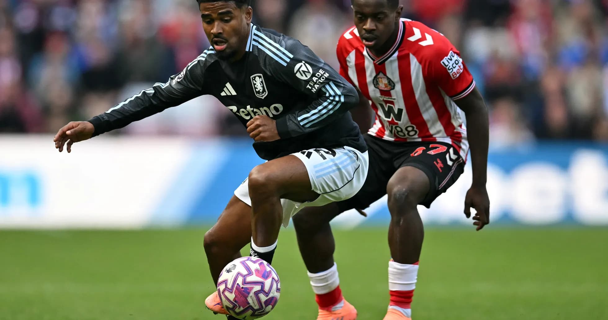 Aston Villa və Sunderland oyunçuları topu qovur