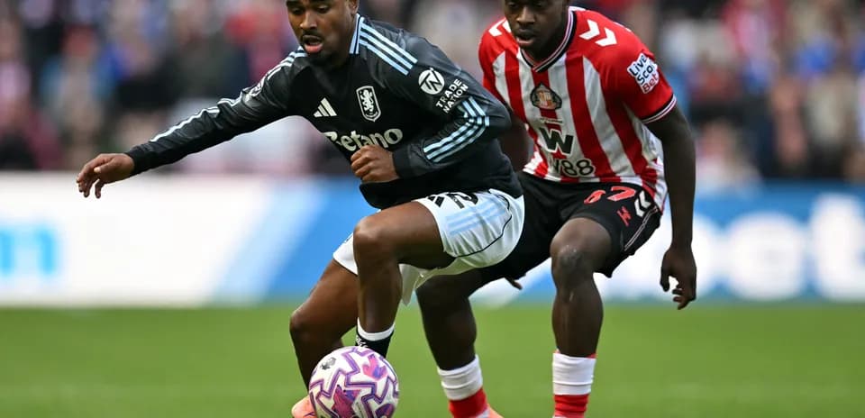 Aston Villa və Sunderland oyunçuları topu qovur