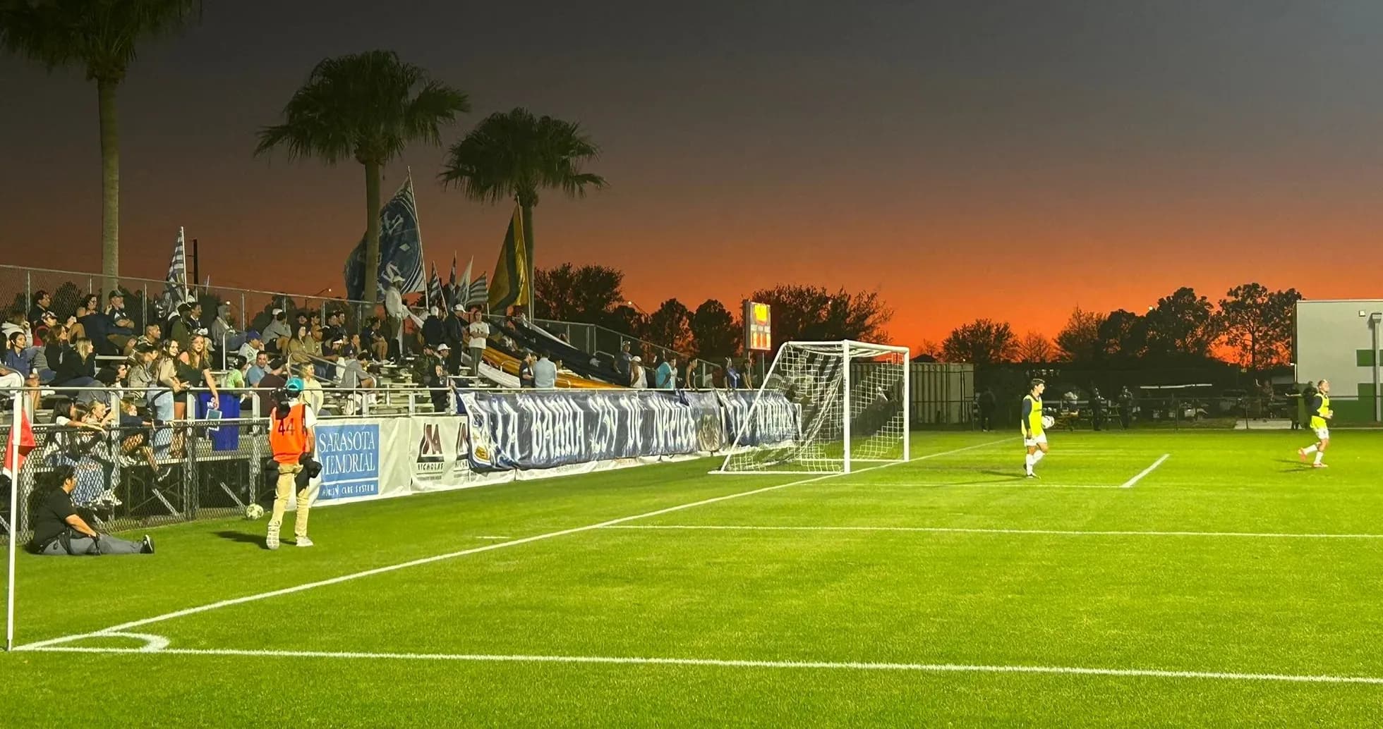 Naples və Sarasota Paradise oyunçuları meydançada