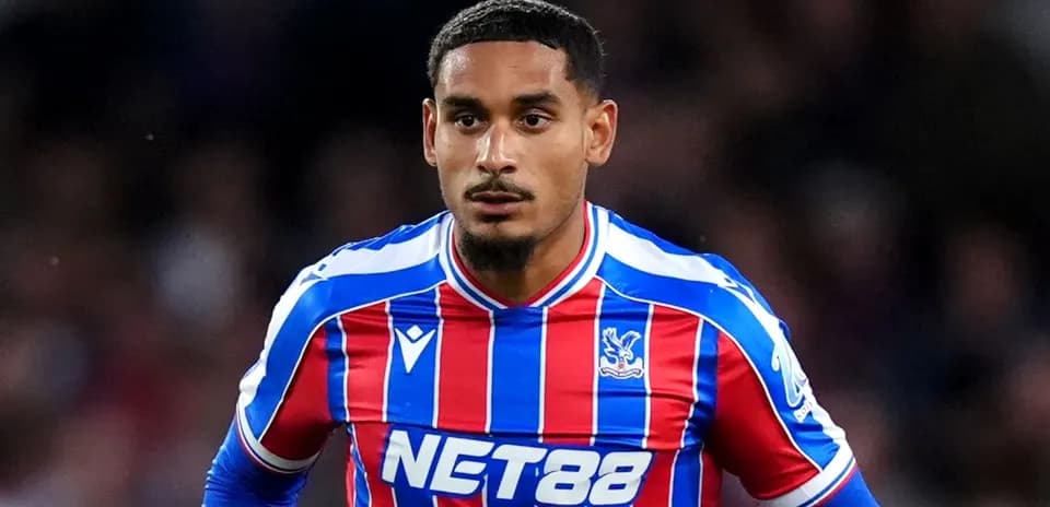 Futbolçu Crystal Palace formasında topa doğru irəliləyir