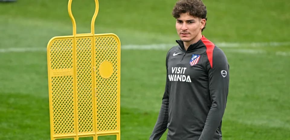 Futbolçu məşq zamanı sarı maneə ilə