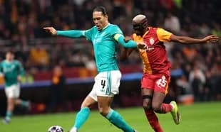 Liverpool və Galatasaray oyunçuları mübarizə aparır