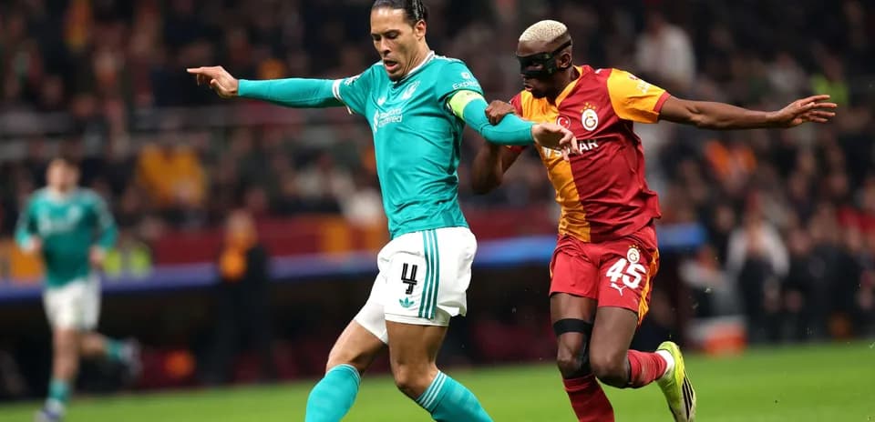 Liverpool və Galatasaray oyunçuları mübarizə aparır