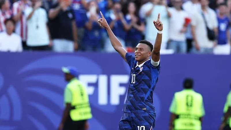 Futbolçu qolu qeyd edir, fanatlar arxada