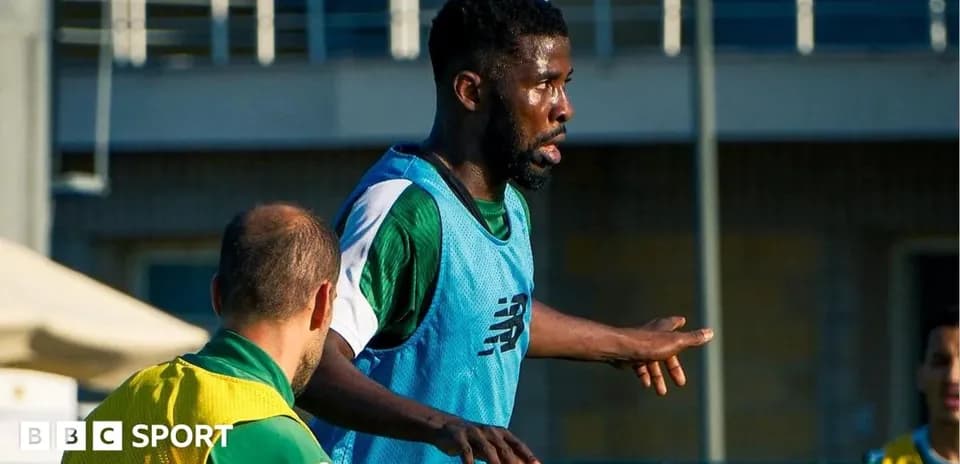 Futbolçular məşq zamanı bir-biri ilə ünsiyyət qurur