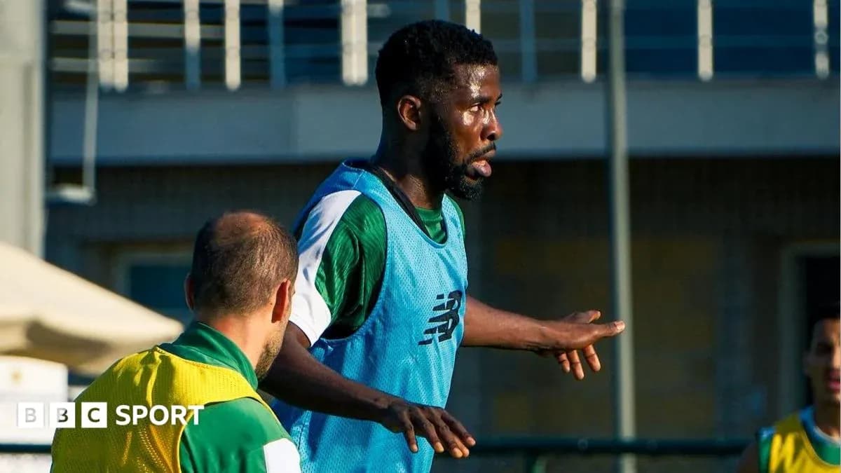 Futbolçular məşq zamanı bir-biri ilə ünsiyyət qurur