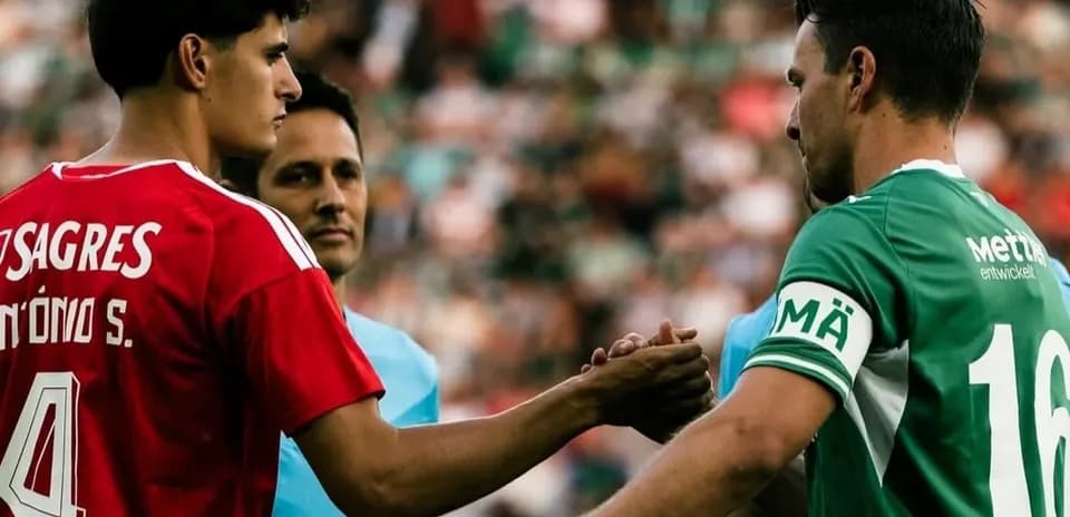 İki futbolçunun əl sıxması