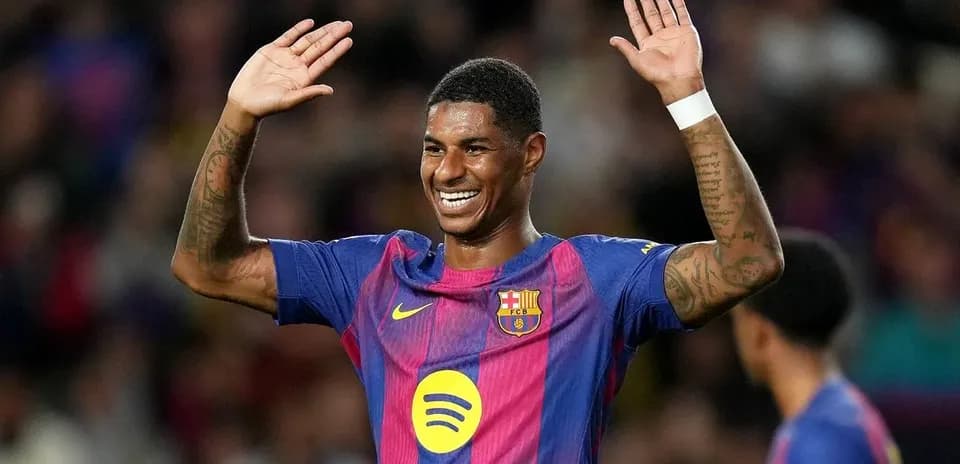 Futbolçu Barça formasında əlini qaldırır