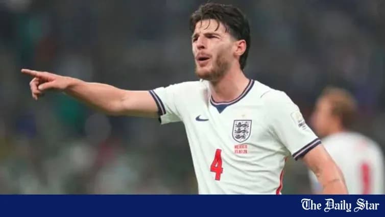 Futbolçu müdafiəçi komandaya istiqamət verərək