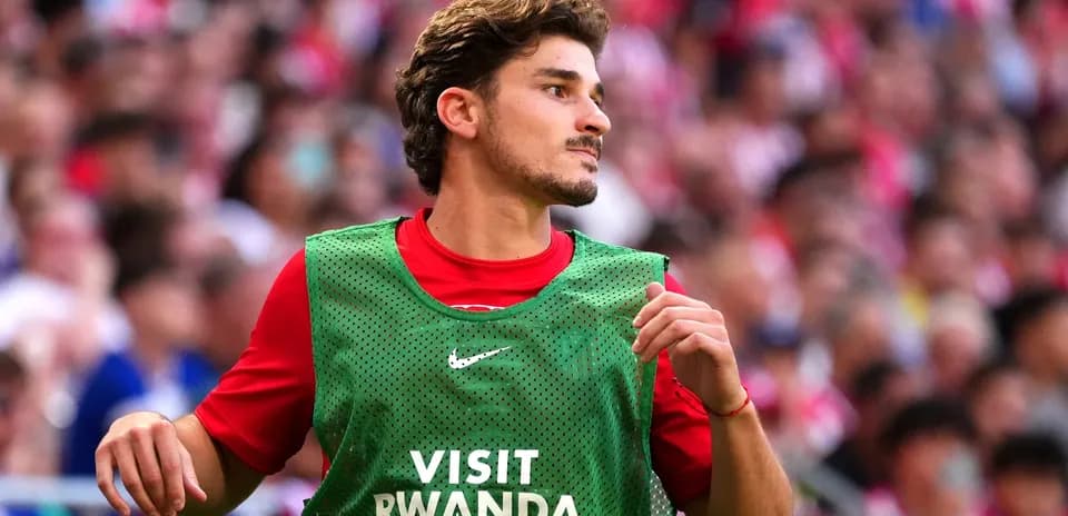 Futbolçu istirahət zonasında mavi forma geyinir