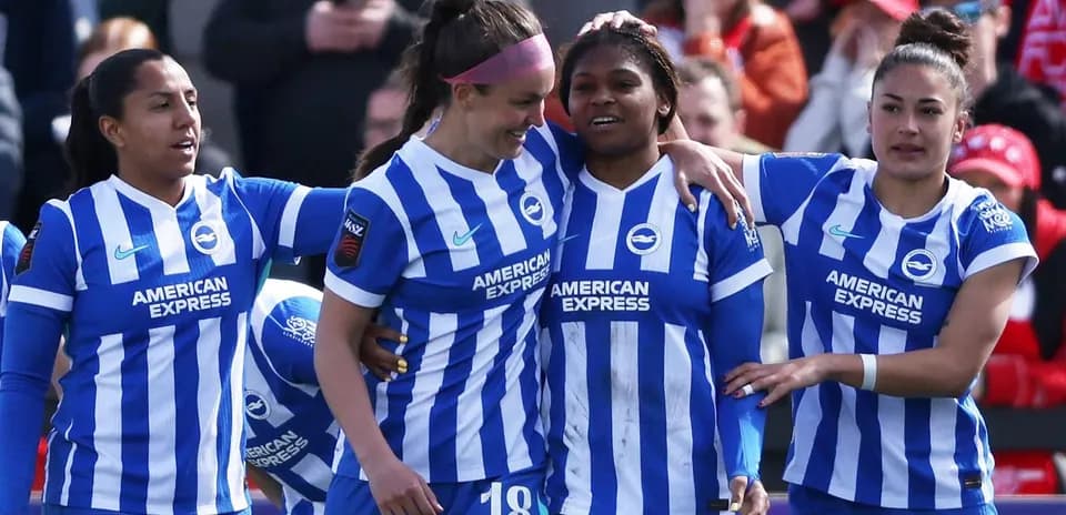 Brighton W futbolçuları sevinir