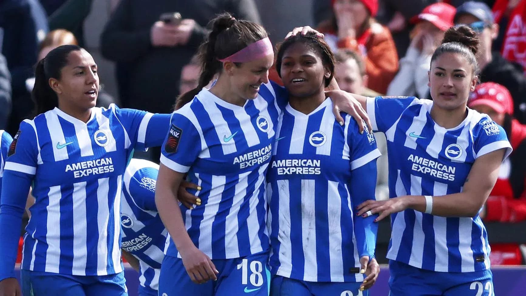 Brighton W futbolçuları sevinir