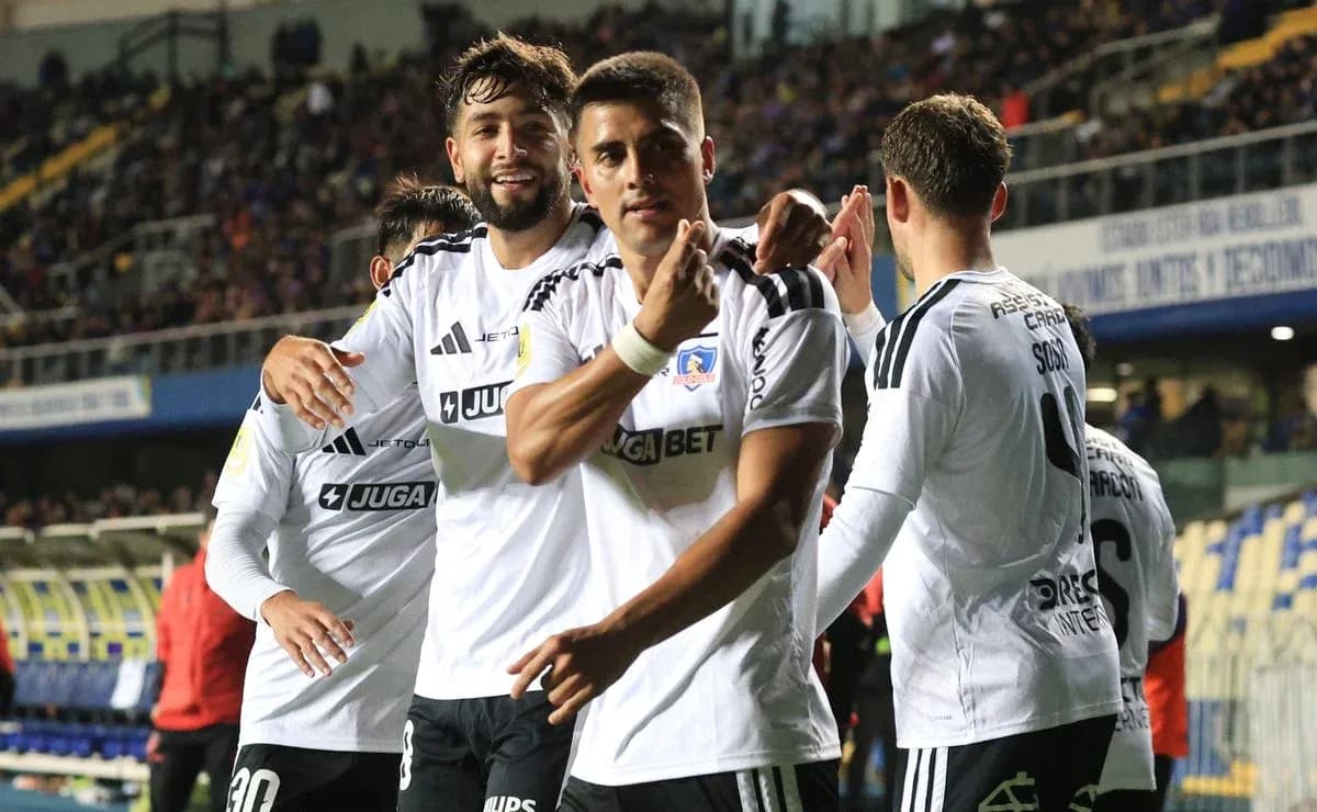Colo Colo futbolçuları sevinir