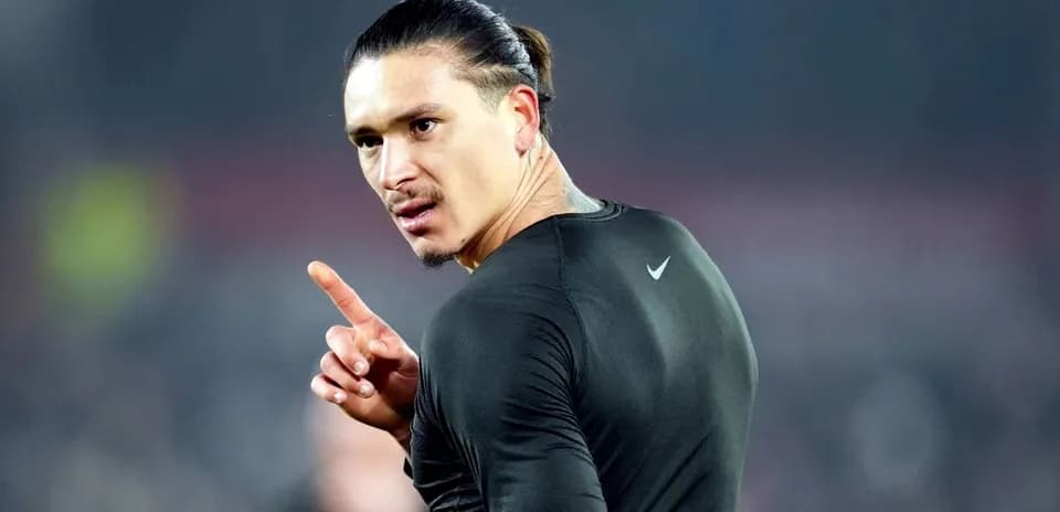 Futbolçu sahədə bir işarə edir