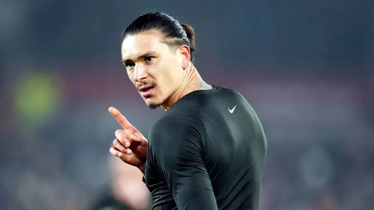 Futbolçu sahədə bir işarə edir