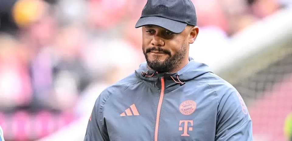 Bayern München coach walking on the pitch