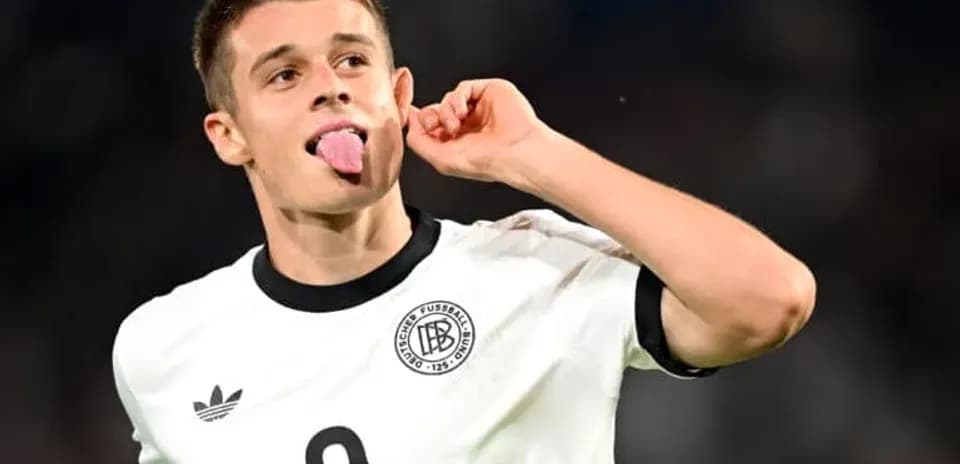 Futbolçu 9 nömrəli forma ilə sevinclə poz verib
