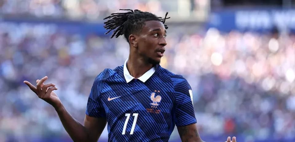 Fransa futbolçusu meydanda hərəkət edir