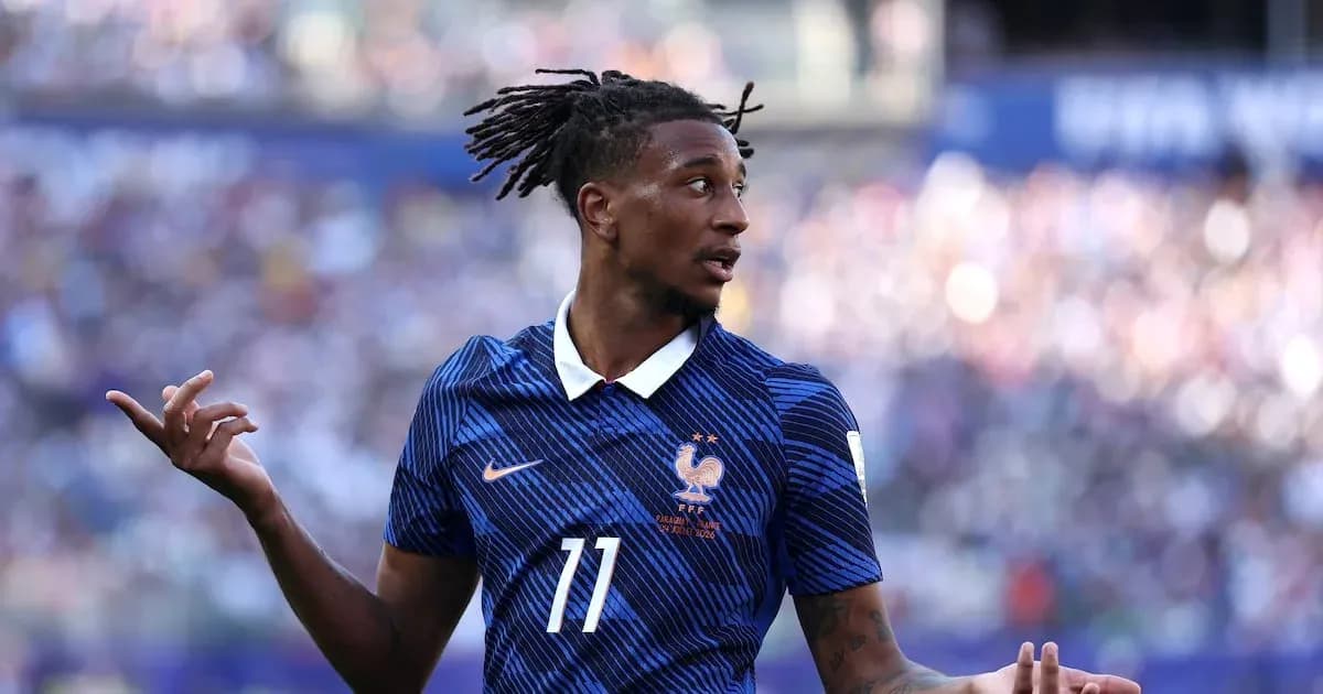 Fransa futbolçusu meydanda hərəkət edir