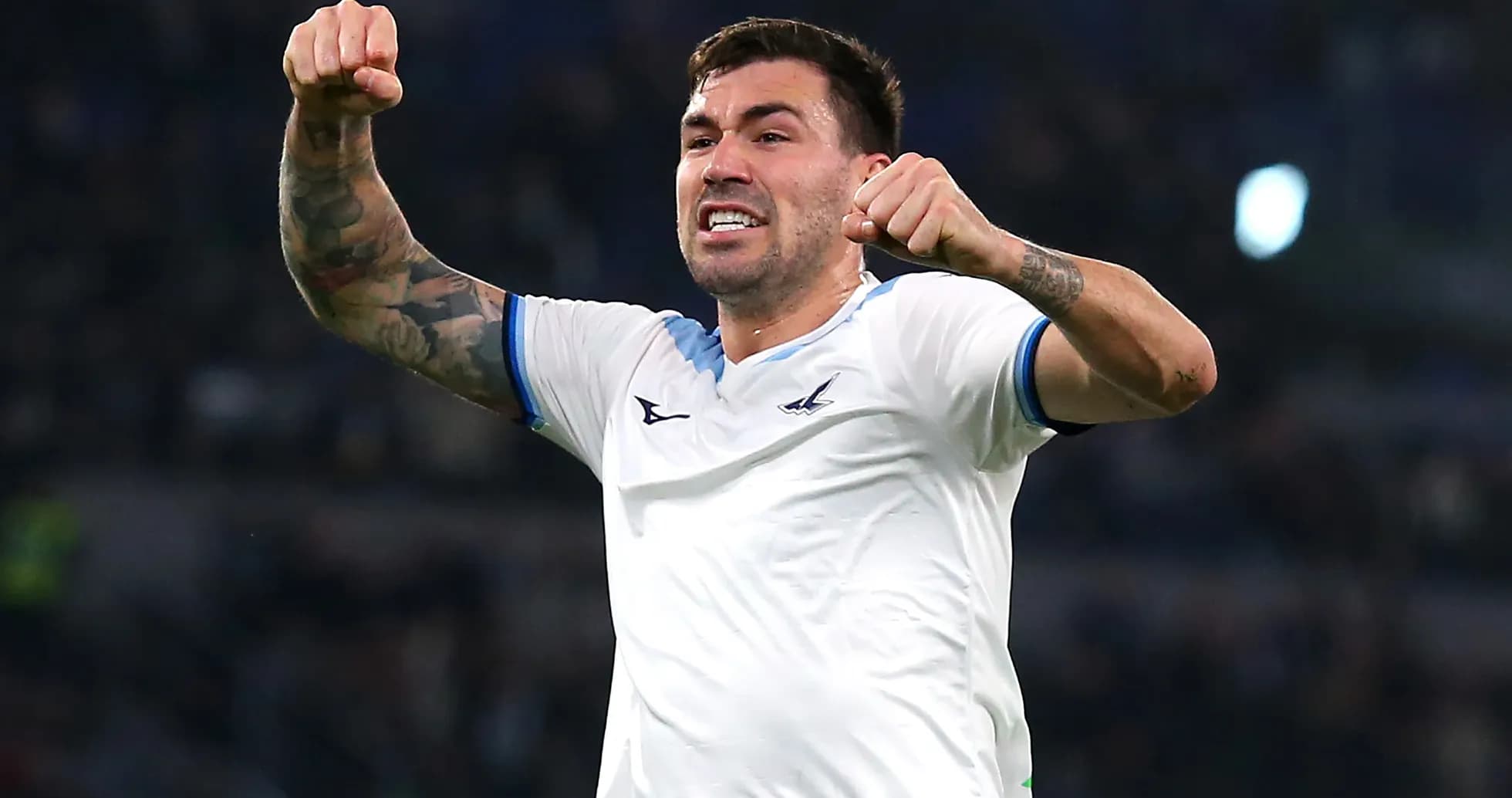 Lazio futbolçusu qələbə sevinci yaşayır