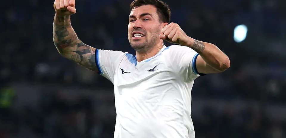 Lazio futbolçusu qələbə sevinci yaşayır