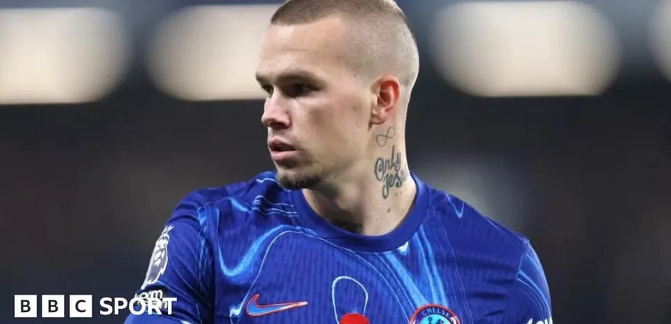 Futbolçu Chelsea forması ilə meydanda durur