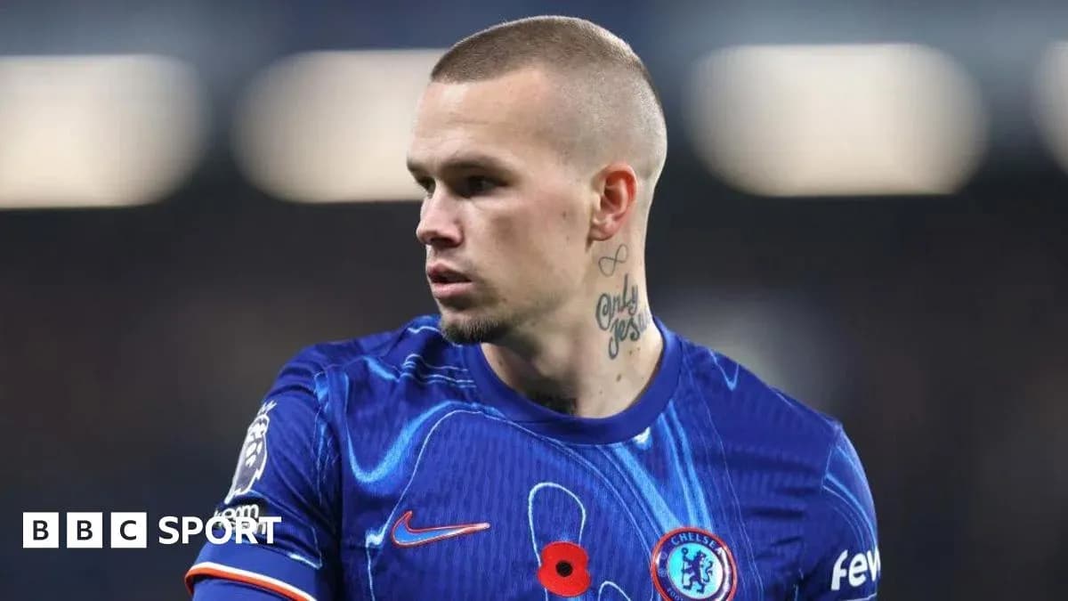 Futbolçu Chelsea forması ilə meydanda durur
