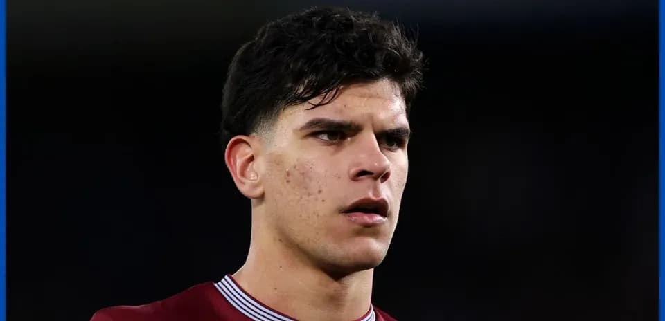 Futbolçu mavi fon önündə diqqətli görünür