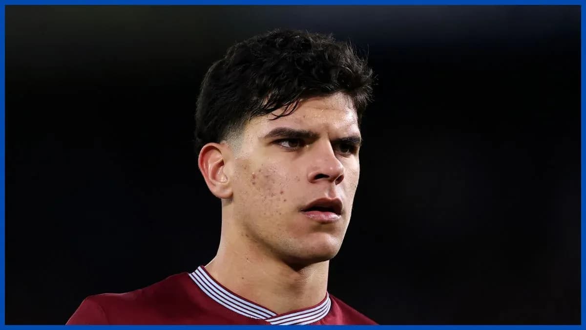 Futbolçu mavi fon önündə diqqətli görünür