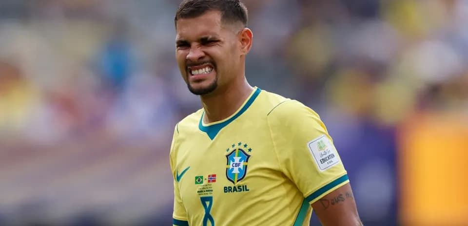 Braziliyalı futbolçu sarı forma ilə meydanda