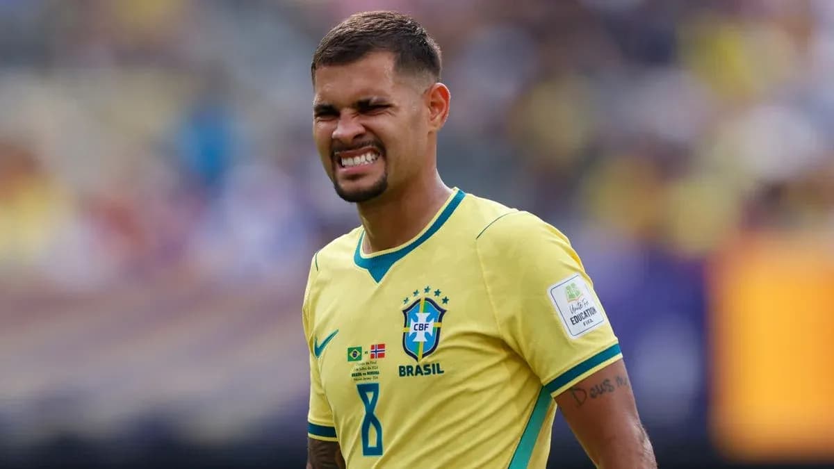 Braziliyalı futbolçu sarı forma ilə meydanda