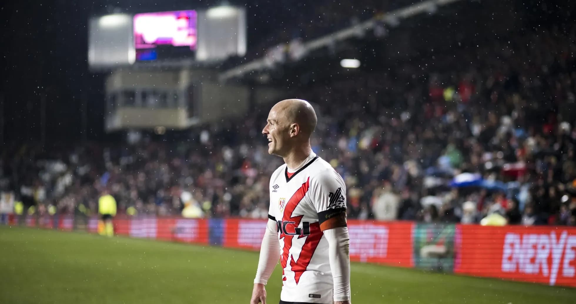 Rayo Vallecano oyunçusu sevinclidir